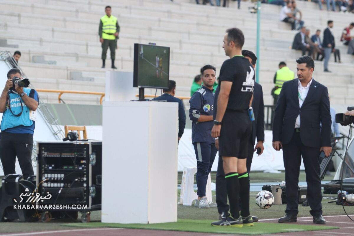 عکس| تیم داوری دربی هم طرفدار پیدا کرد/ تقاضای عکس سلفی هوادار نوجوان با بیژن حیدری +ویدیو عکس| تیم داوری دربی هم طرفدار پیدا کرد/ تقاضای عکس سلفی هوادار نوجوان با بیژن حیدری +ویدیو