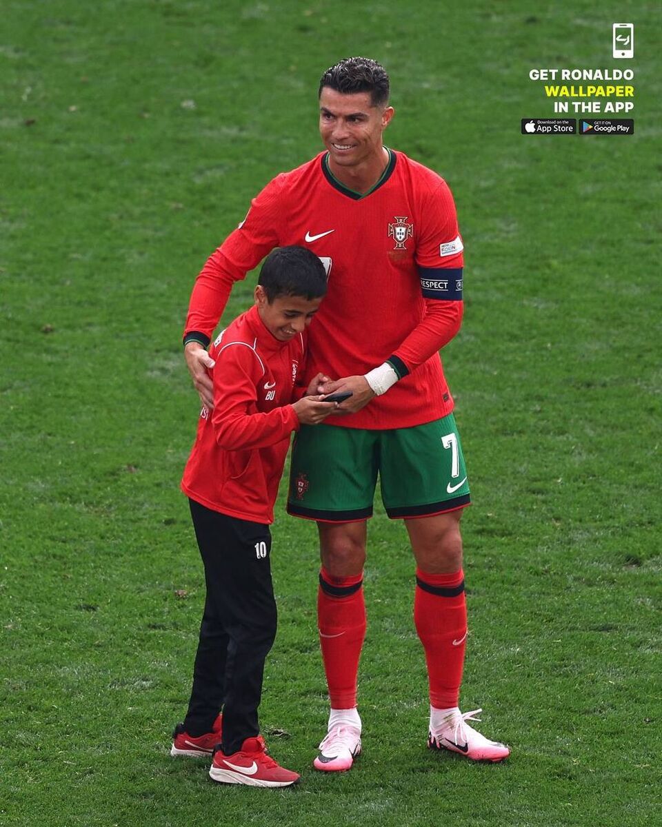عکس| جیمی جامپ کوچک در آغوش رونالدو/ این پسربچه کریستیانو را خنداند