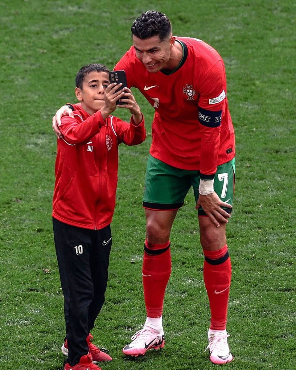 عکس| جیمی جامپ کوچک در آغوش رونالدو/ این پسربچه کریستیانو را خنداند