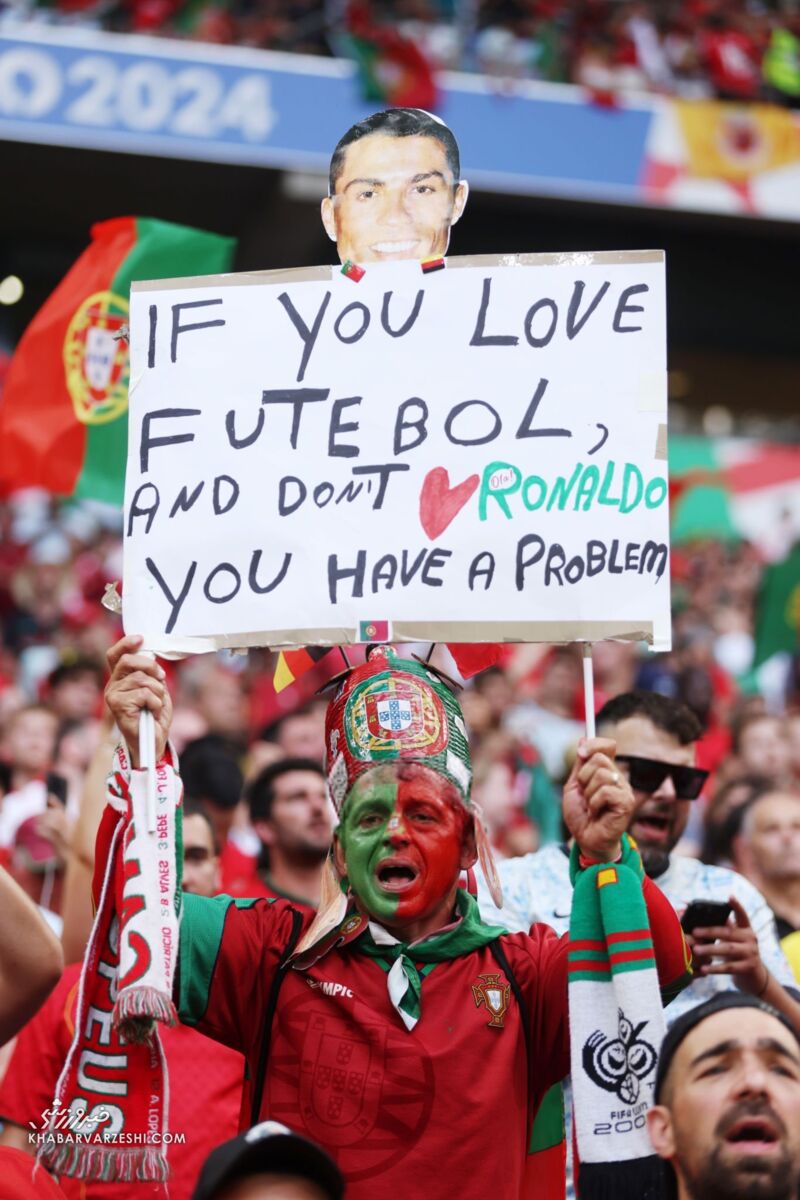 عکس| دستنوشتههای بامزه هواداران برای رونالدو از روی سکوها