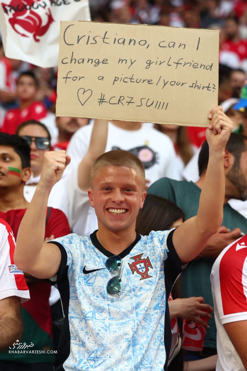 عکس| دستنوشتههای بامزه هواداران برای رونالدو از روی سکوها