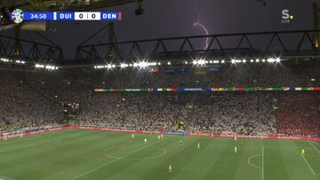 ویدیو| رعد و برق وحشت به جان داور انداخت!/ بازی آلمان - دانمارک تعطیل شد