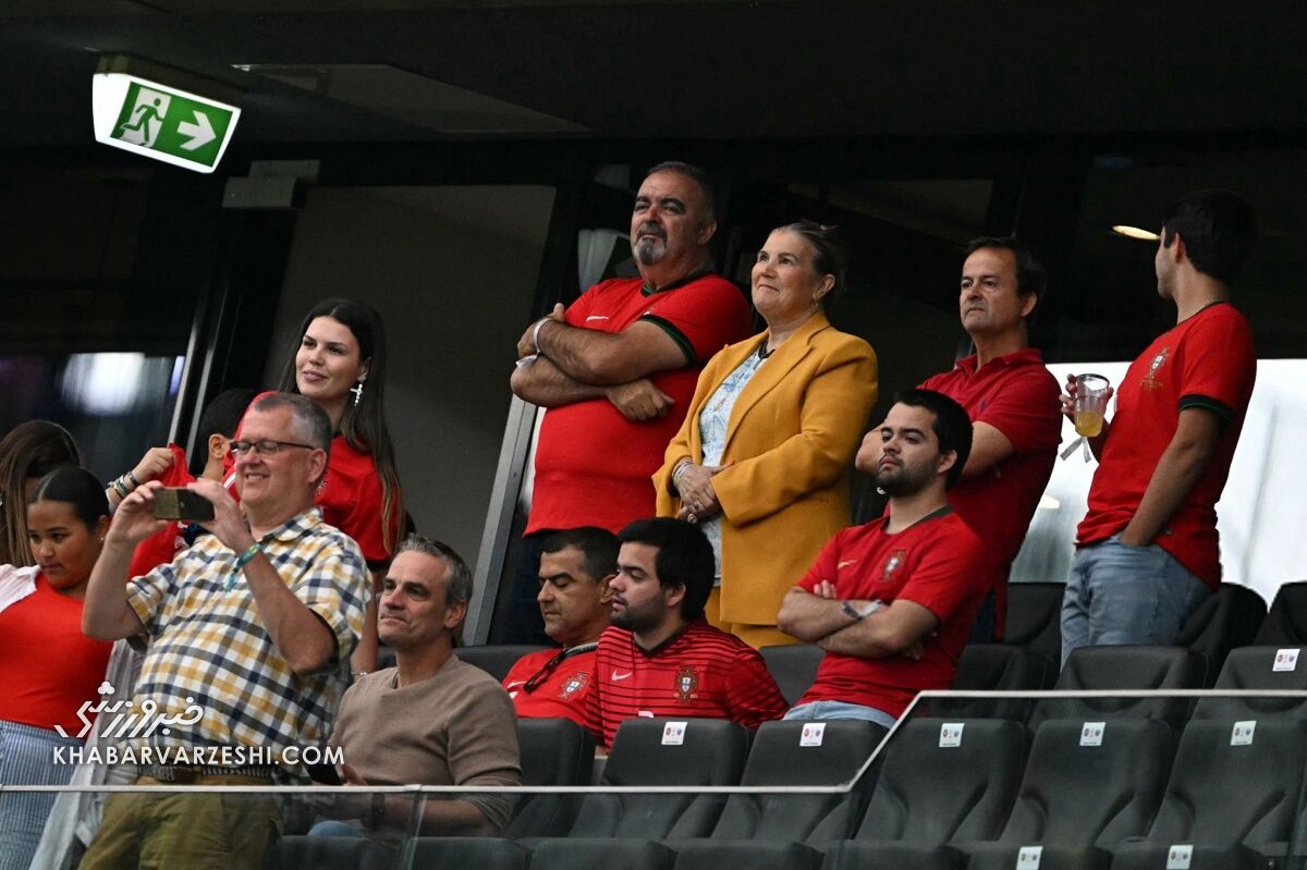 عکس| مادر رونالدو تماشاگر ویژه پرتغال - اسلوونی