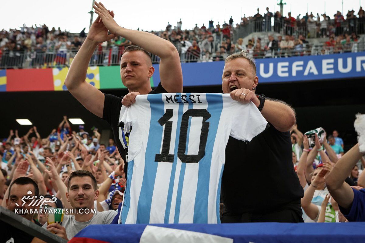 عکس| هواداران با پیراهن مسی روی اعصاب رونالدو!