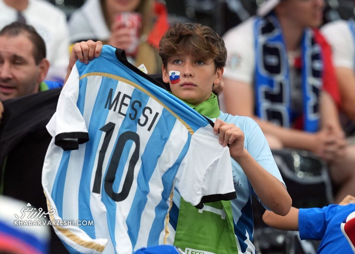 عکس| هواداران با پیراهن مسی روی اعصاب رونالدو!