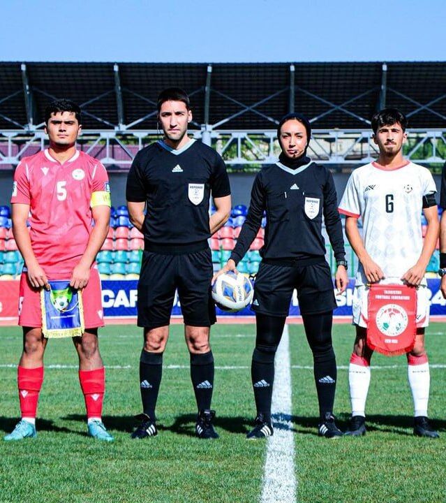 لحظه تاریخی برای فوتبال ایران؛ قضاوت داور زن برای مردان +عکس