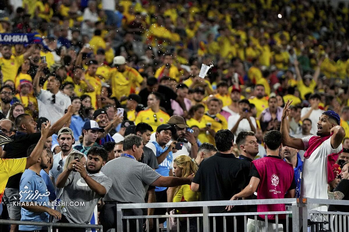 درگیری ستارههای اروگوئه با هواداران روی سکوها/ علت این اتفاق چه بود؟ +تصاویر درگیری ستارههای اروگوئه با هواداران روی سکوها/ علت این اتفاق چه بود؟ +تصاویر