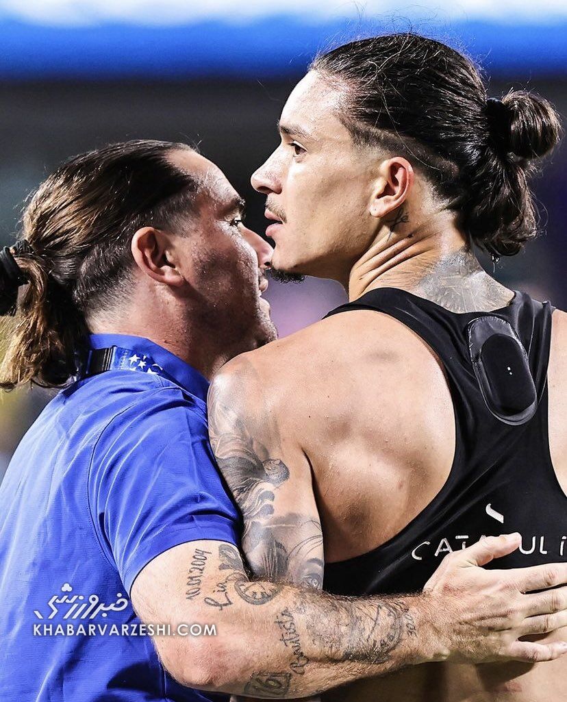 درگیری ستارههای اروگوئه با هواداران روی سکوها/ علت این اتفاق چه بود؟ +تصاویر