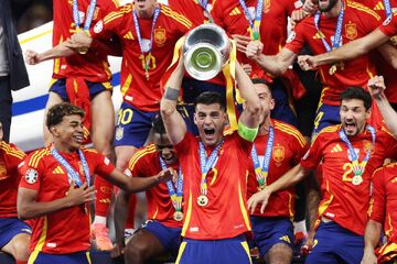 ویدیو| جشن قهرمانی اسپانیا در یورو ۲۰۲۴/ لحظه بالابردن جام و نورافشانی استادیوم را ببینید