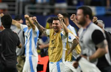 جنجال دوباره در جشن قهرمانی آرژانتین/ توهین یاران مسی به فرانسوی‌ها