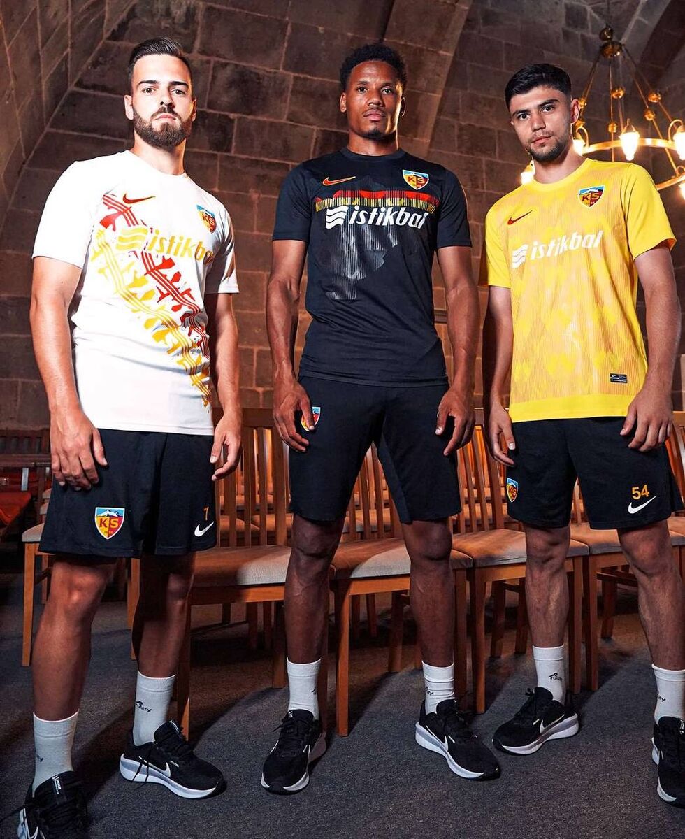 بررسی یک شایعه؛ معرفی پیراهن کایسری ربطی به وضعیت علی کریمی ندارد! + عکس