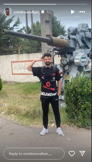 بمب افکن ملوانی ها با سلام نظامی +عکس
