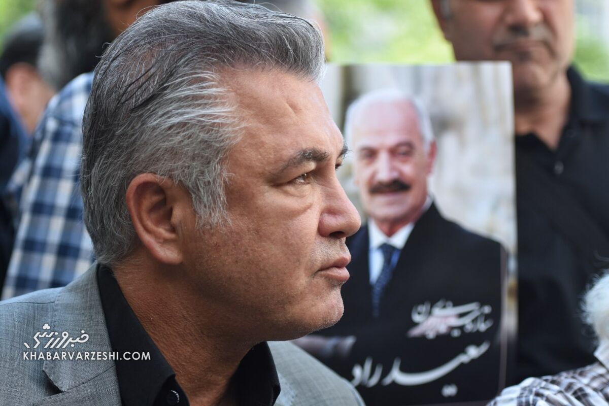 حضور پرسپولیسیها در مراسم پیشکسوت سینما/ پرچم پرسپولیس بر روی پیکر سعید راد +عکس