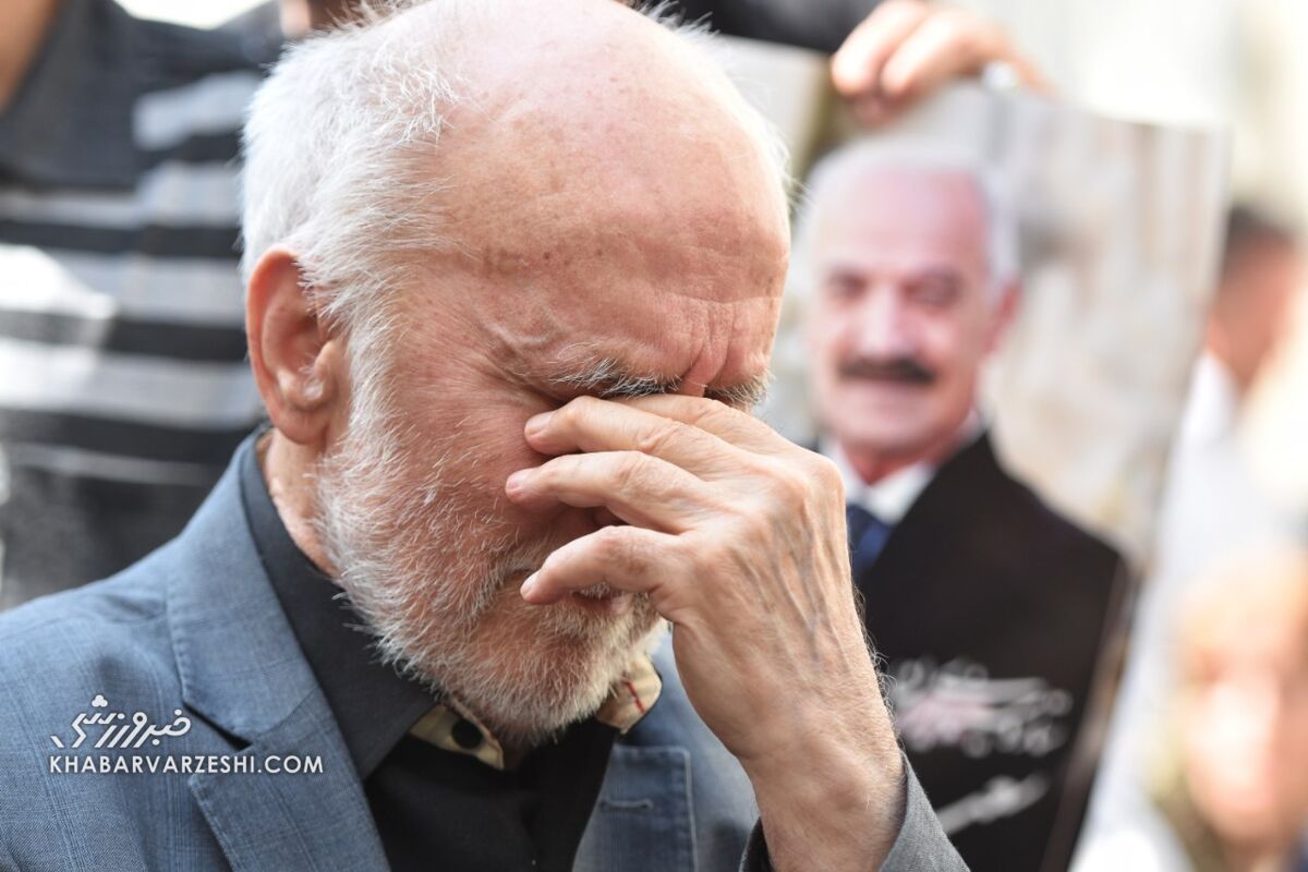 حضور پرسپولیسیها در مراسم پیشکسوت سینما/ پرچم پرسپولیس بر روی پیکر سعید راد +عکس