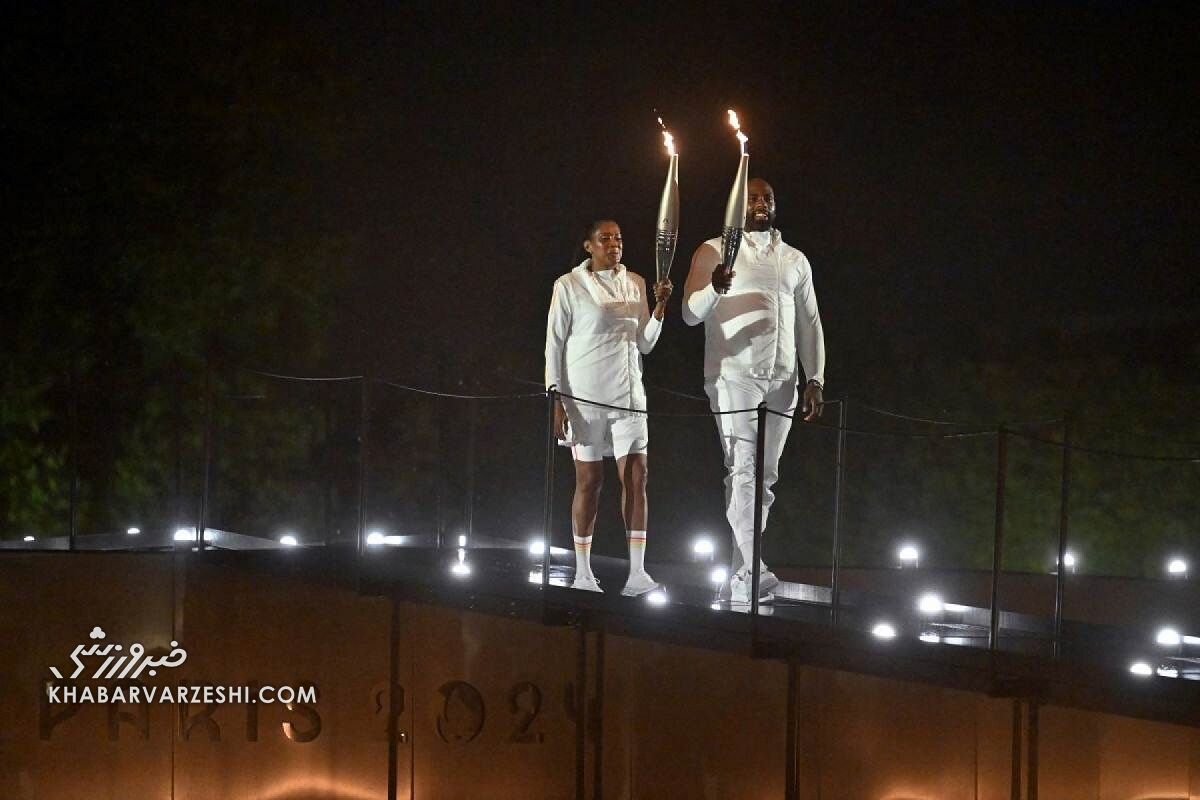 خاصترین فردی که مشعل المپیک را حمل کرد؛ قهرمان ۱۰۰ ساله و زنده فرانسه/ زن و مردی که مشعل المپیک را روشن کردند، چه کسانی بودند؟ +تصاویر