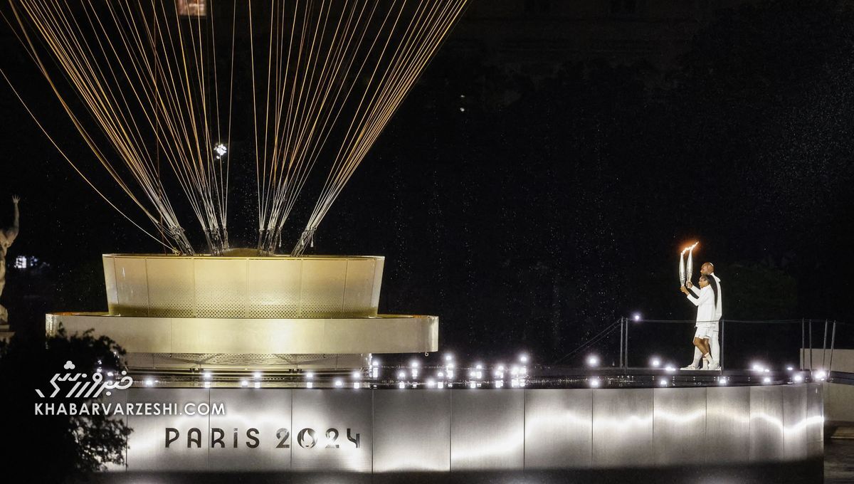 خاصترین فردی که مشعل المپیک را حمل کرد؛ قهرمان ۱۰۰ ساله و زنده فرانسه/ زن و مردی که مشعل المپیک را روشن کردند، چه کسانی بودند؟ +تصاویر