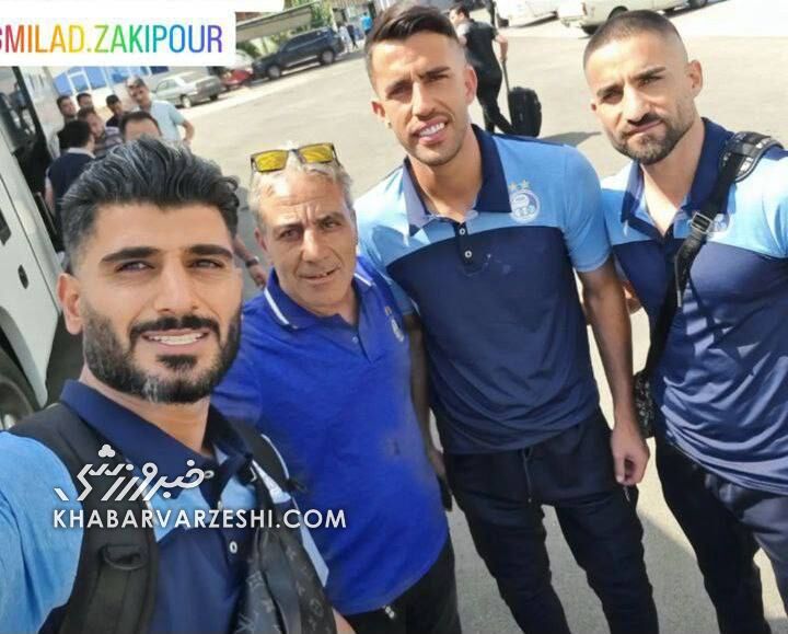 عکس| رامین رضاییان به استقلالیها چسبید/ شاگردان نکونام بمب روحیه در مسیر ترکیه