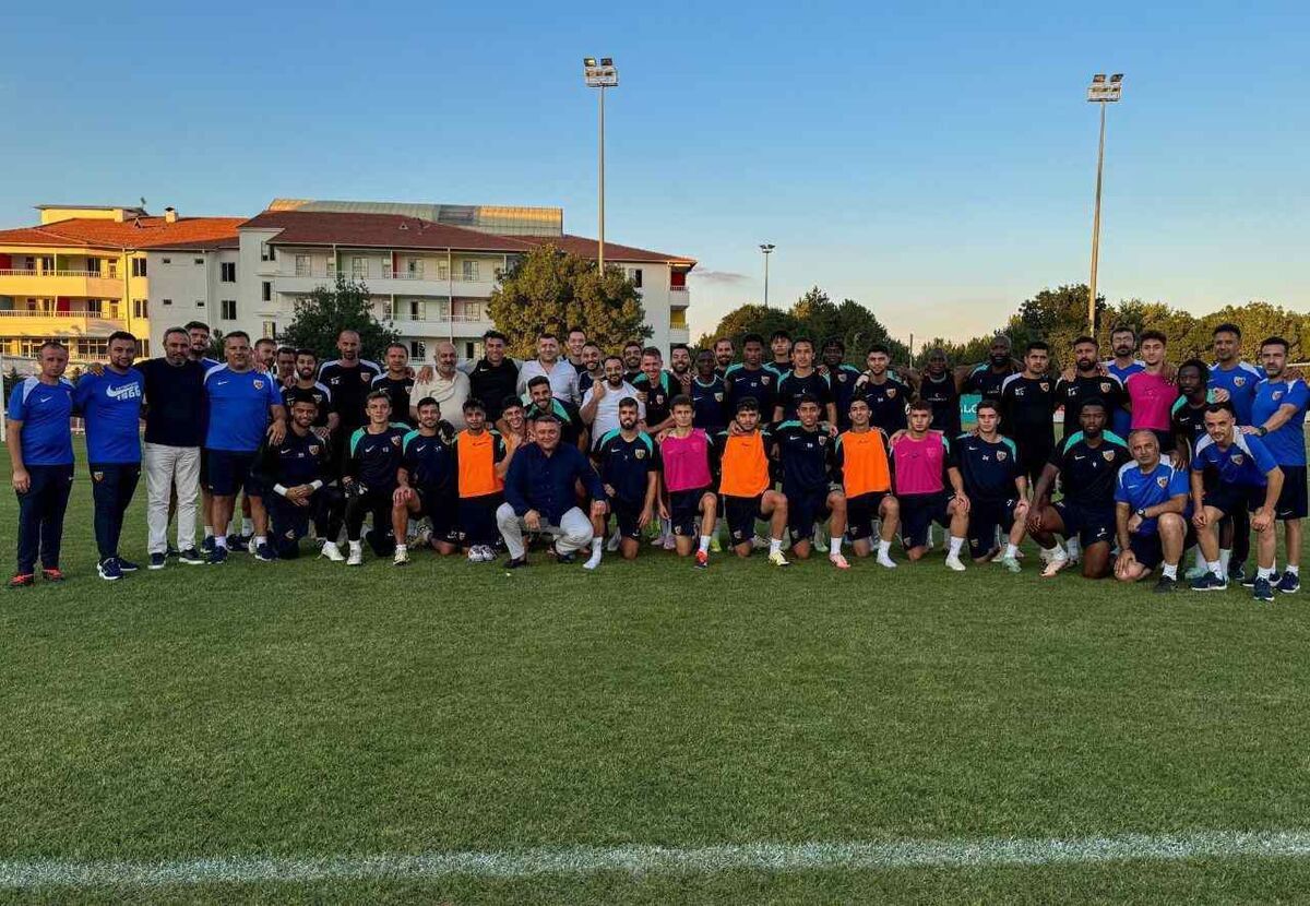 غیبت سوالبرانگیز علی کریمی در یک عکس دستهجمعی!