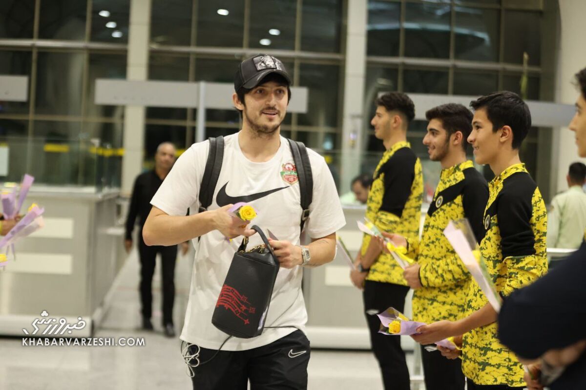 عکس| استقبال اصفهانیها از سردار آزمون و یارانش در فرودگاه