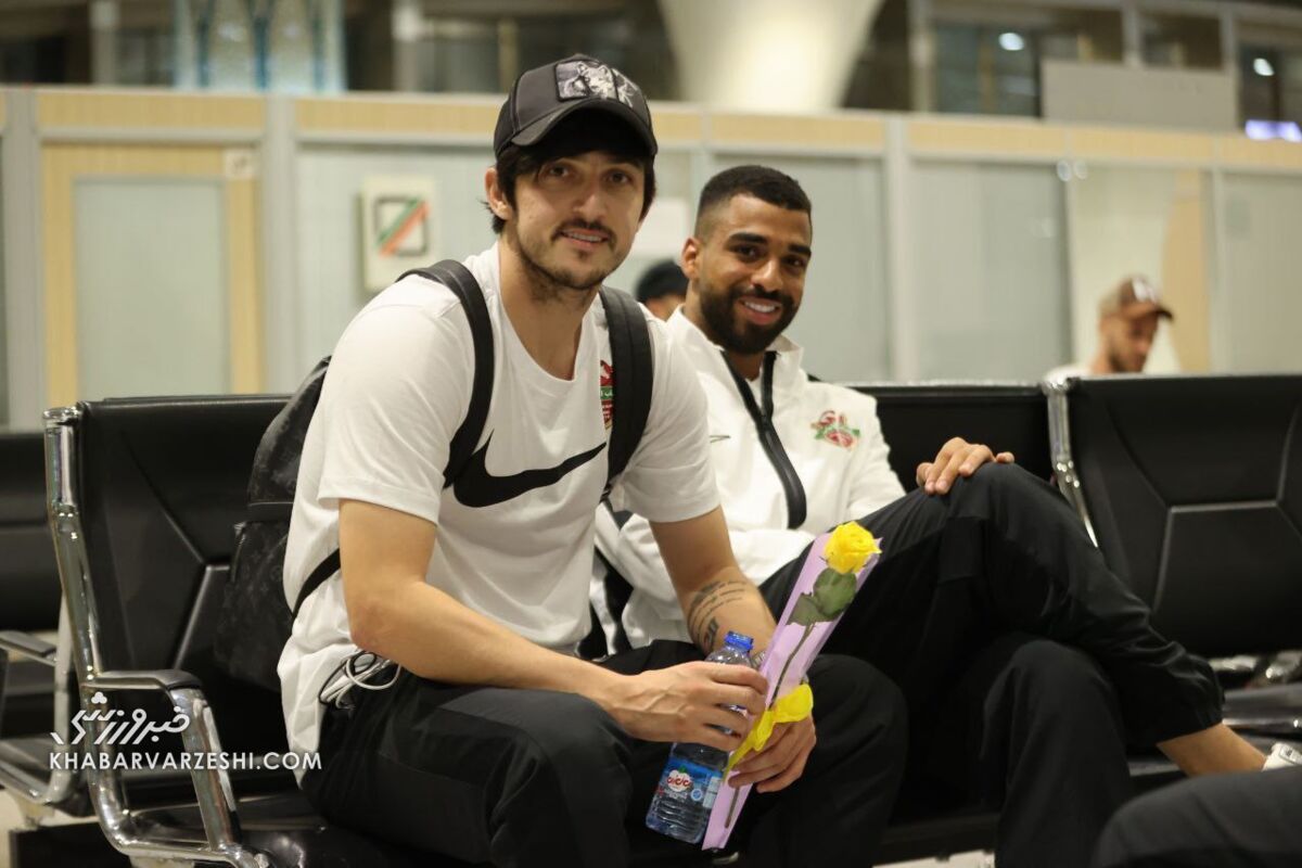 عکس| استقبال اصفهانیها از سردار آزمون و یارانش در فرودگاه