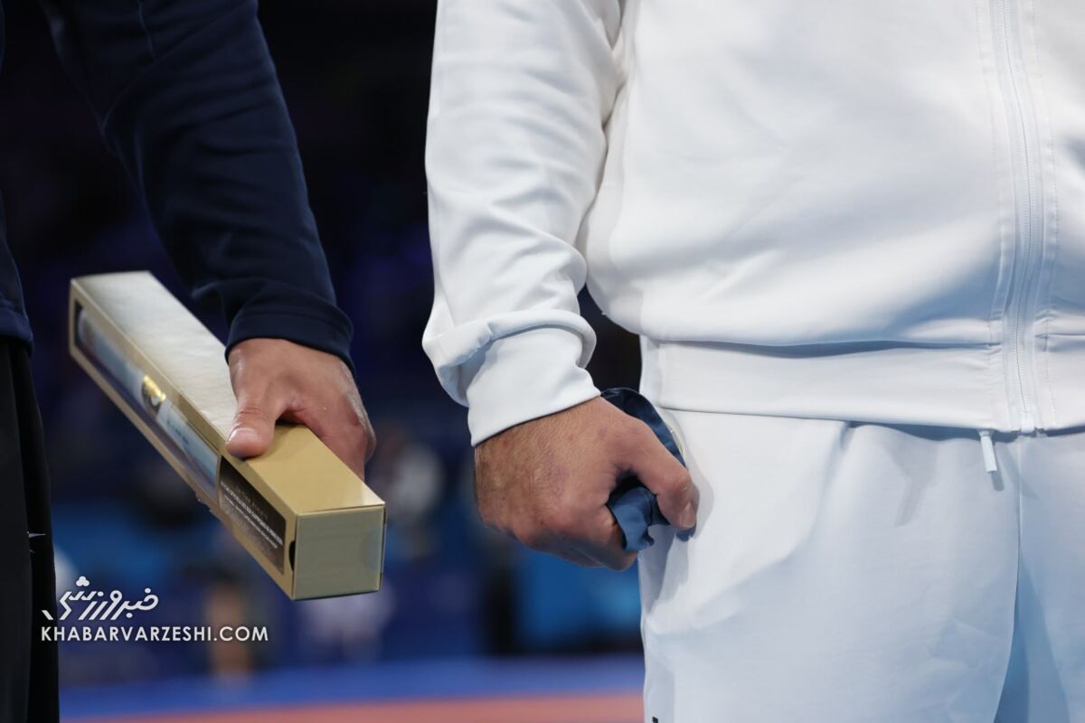 عکس| ناراحتی زارع روی سکوی اهدای جوایز/ ستاره کشتی ایران نقره را نخواست!