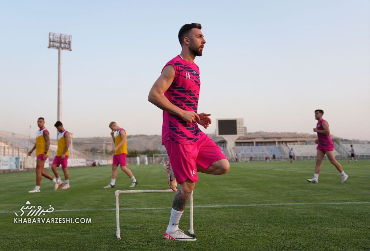عکس| مهاجم پرسپولیس در آغوش بیرانوند آرام گرفت عکس| مهاجم پرسپولیس در آغوش بیرانوند آرام گرفت