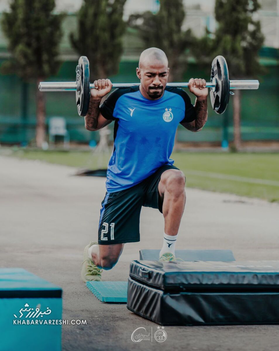 عکس| نکونام بازیکنان استقلال را با وزنههای سنگین به چالش کشید