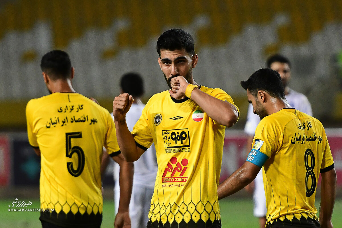 گل سپاهان با درخواست داور جنجالی مردود شد گل سپاهان با درخواست داور جنجالی مردود شد