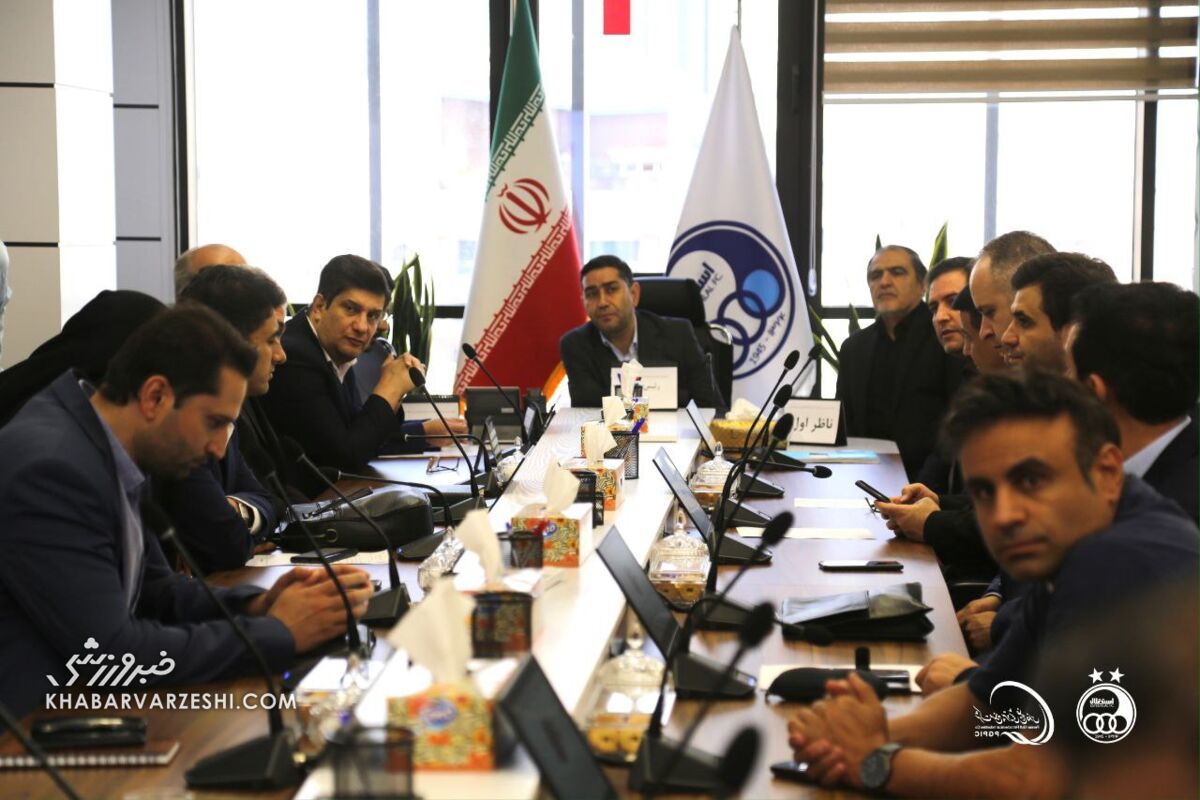 سهامداران استقلال در ساختمان هلدینگ/ مجمع عادی باشگاه آبیها برگزار شد +عکس