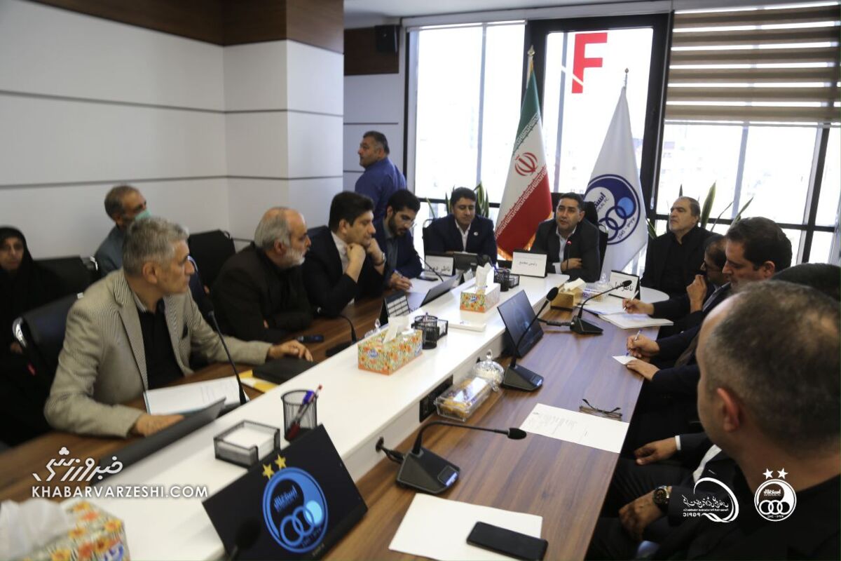 سهامداران استقلال در ساختمان هلدینگ/ مجمع عادی باشگاه آبیها برگزار شد +عکس
