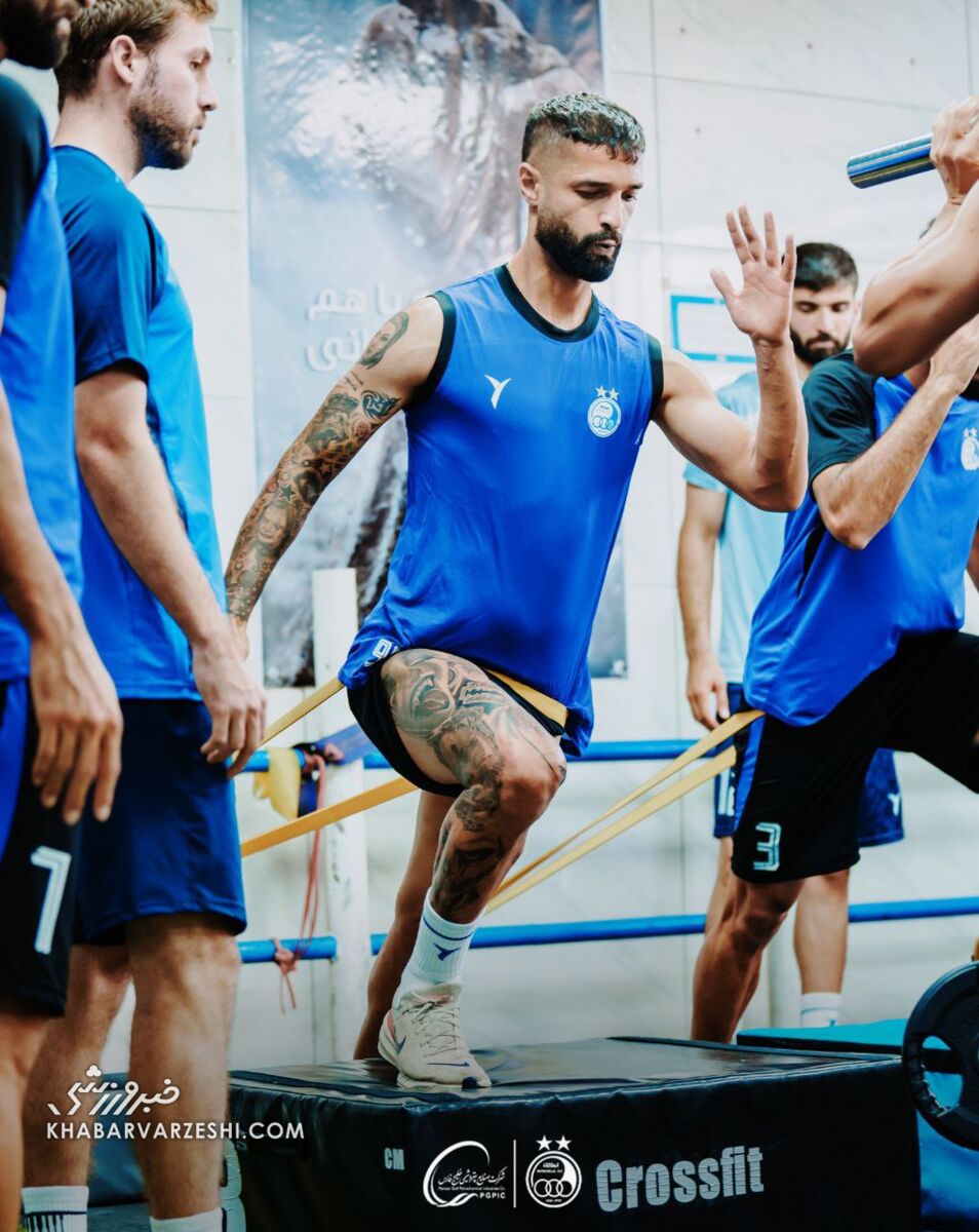 نمایی دیگر از تتوی آرمین سهرابیان/ این عکسها کار دست مدافع استقلال داد!