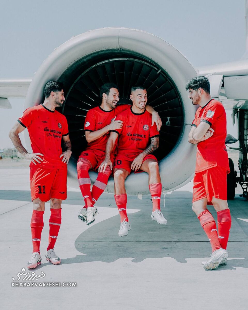 تصاویر| رونمایی متفاوت و جذاب به سبک تراکتوریها/ ستارهها در آشیانه هواپیما