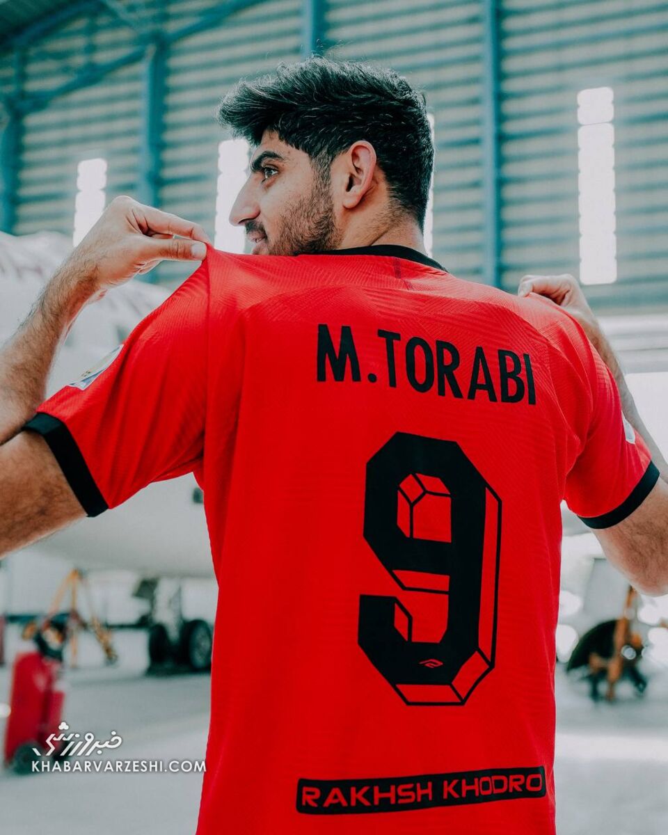 تصاویر| رونمایی متفاوت و جذاب به سبک تراکتوریها/ ستارهها در آشیانه هواپیما