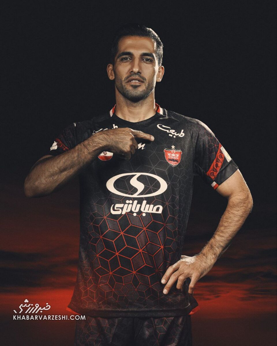 رونمایی از کیت دوم پرسپولیس قبل از بازی با تراکتور/ ستارههای سرخ ژست گرفتند! +عکس