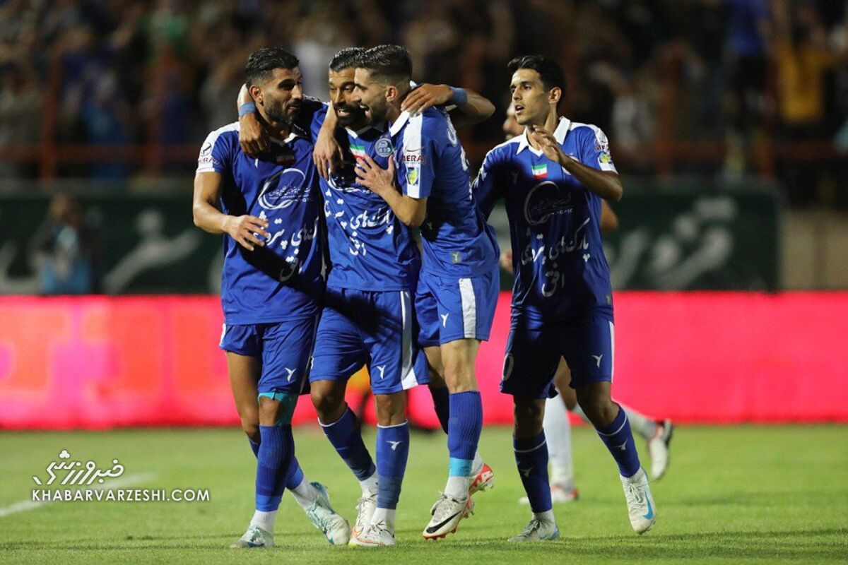 عکس| رامین رضاییان با پیراهن استقلال در اوج/ انفجار بمب آبیها در لیگ برتر