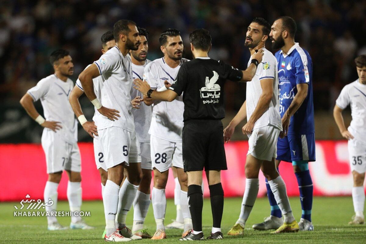 فریاد پنالتی پنالتی بعد از هر سانتر استقلال/ اعتراض به سبک هواداران ملوان! فریاد پنالتی پنالتی بعد از هر سانتر استقلال/ اعتراض به سبک هواداران ملوان!