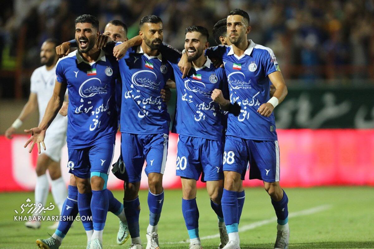 عکس| رامین رضاییان با پیراهن استقلال در اوج/ انفجار بمب آبیها در لیگ برتر