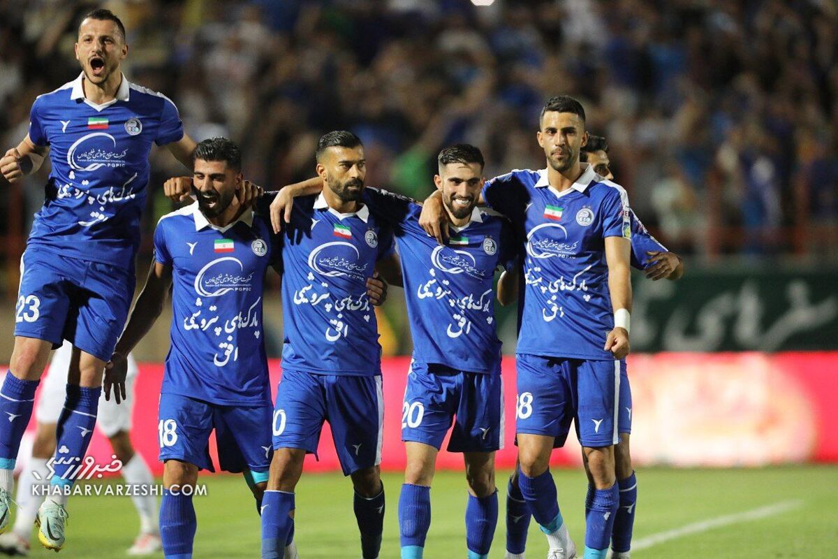 عکس| رامین رضاییان با پیراهن استقلال در اوج/ انفجار بمب آبیها در لیگ برتر