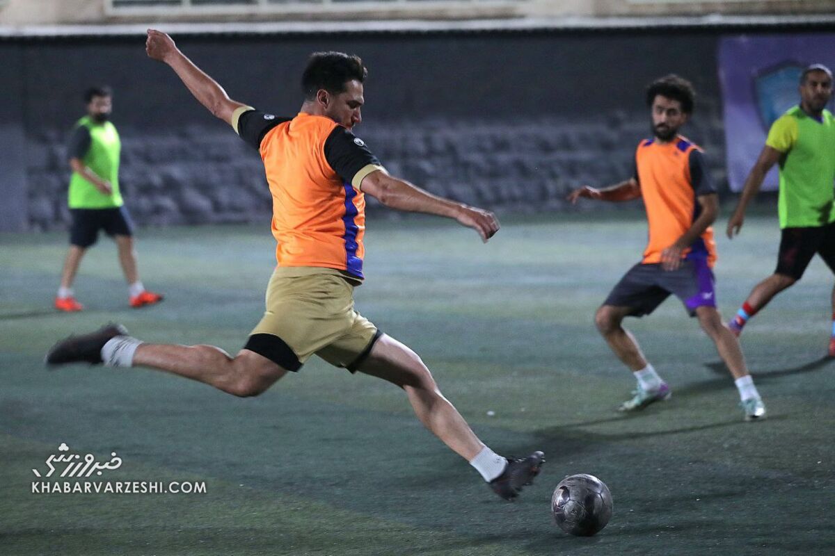 تصاویر| مچ اندازی کاپیتانهای سابق استقلال و پرسپولیس در زمین فوتبال