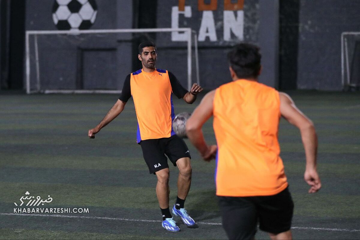 تصاویر| مچ اندازی کاپیتانهای سابق استقلال و پرسپولیس در زمین فوتبال