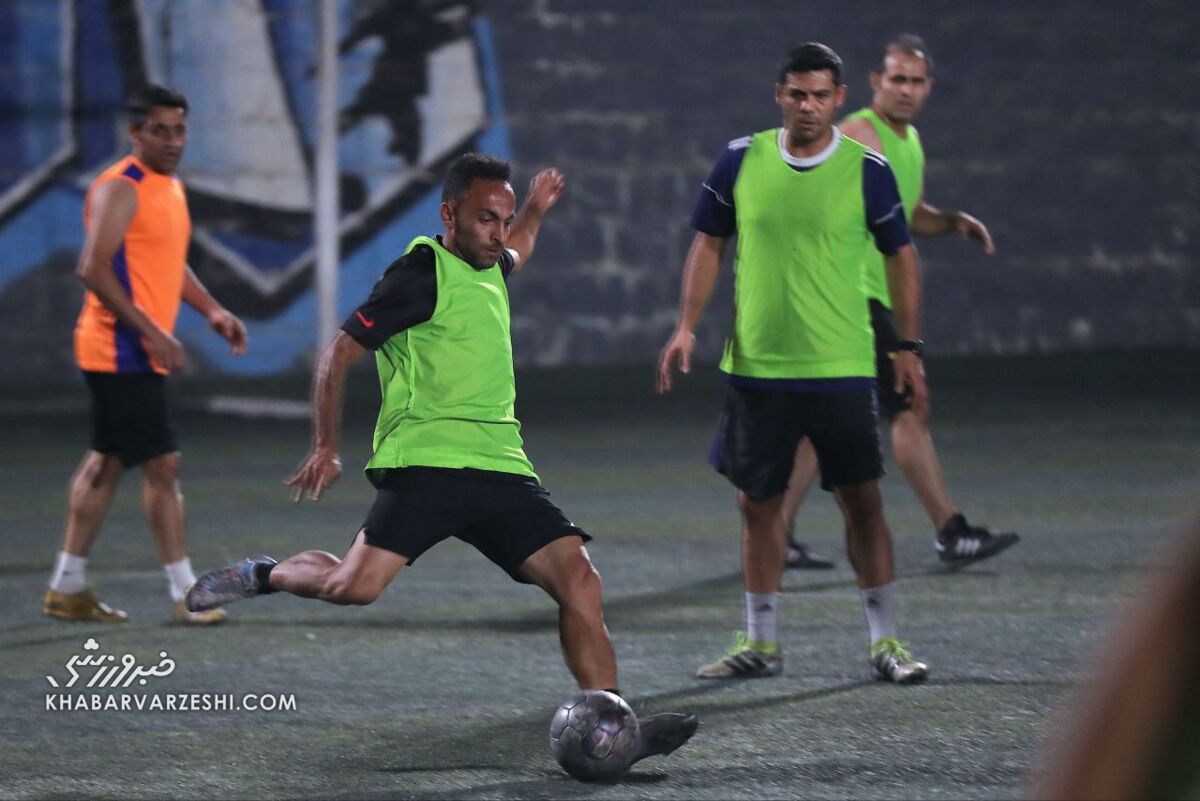 تصاویر| مچ اندازی کاپیتانهای سابق استقلال و پرسپولیس در زمین فوتبال