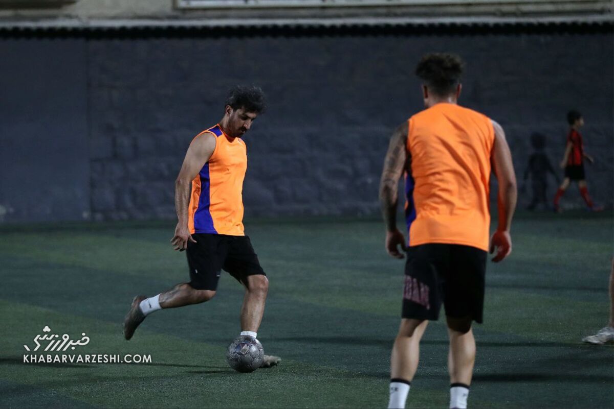تصاویر| مچ اندازی کاپیتانهای سابق استقلال و پرسپولیس در زمین فوتبال