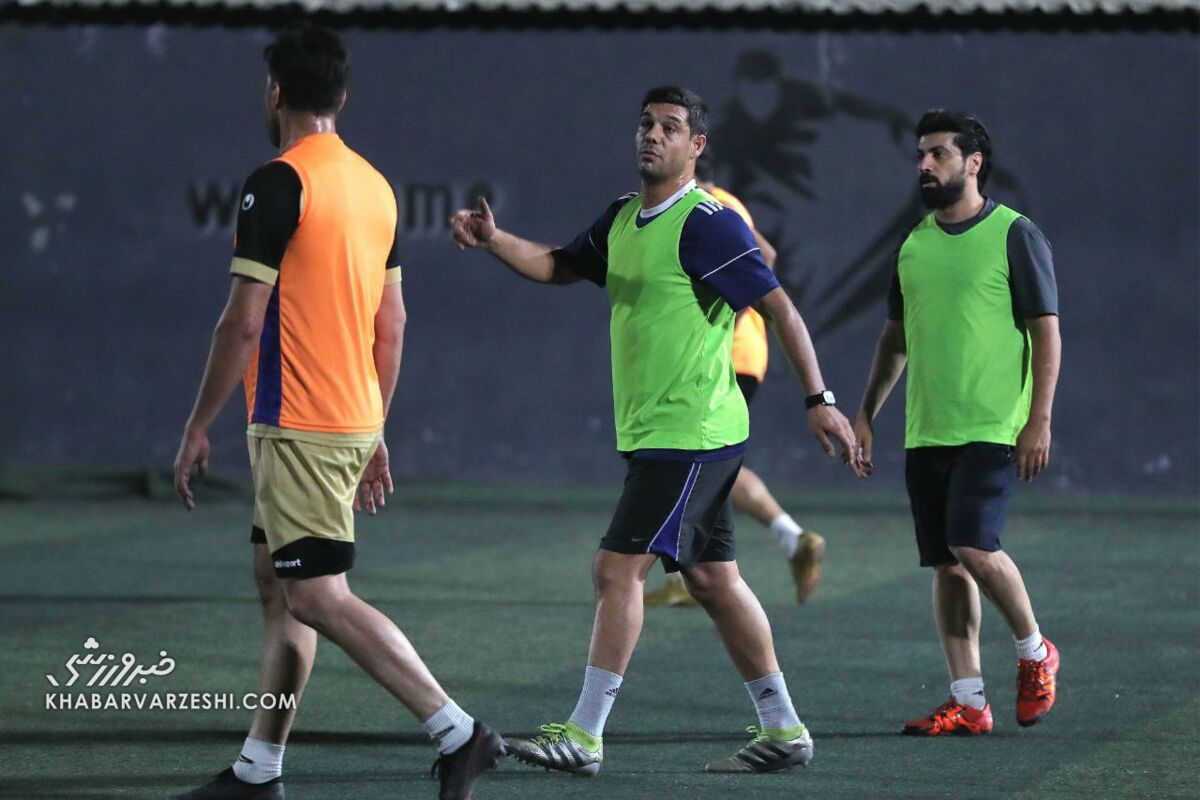 تصاویر| مچ اندازی کاپیتانهای سابق استقلال و پرسپولیس در زمین فوتبال