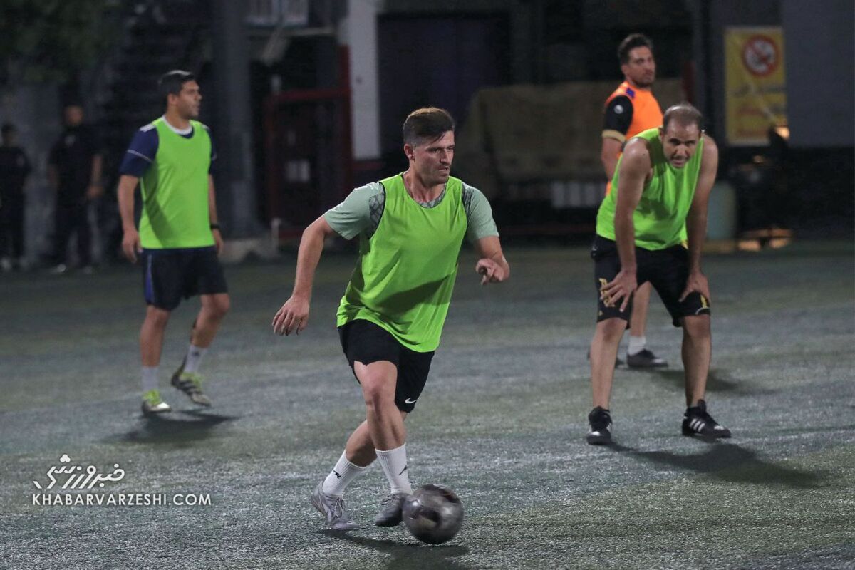 تصاویر| مچ اندازی کاپیتانهای سابق استقلال و پرسپولیس در زمین فوتبال