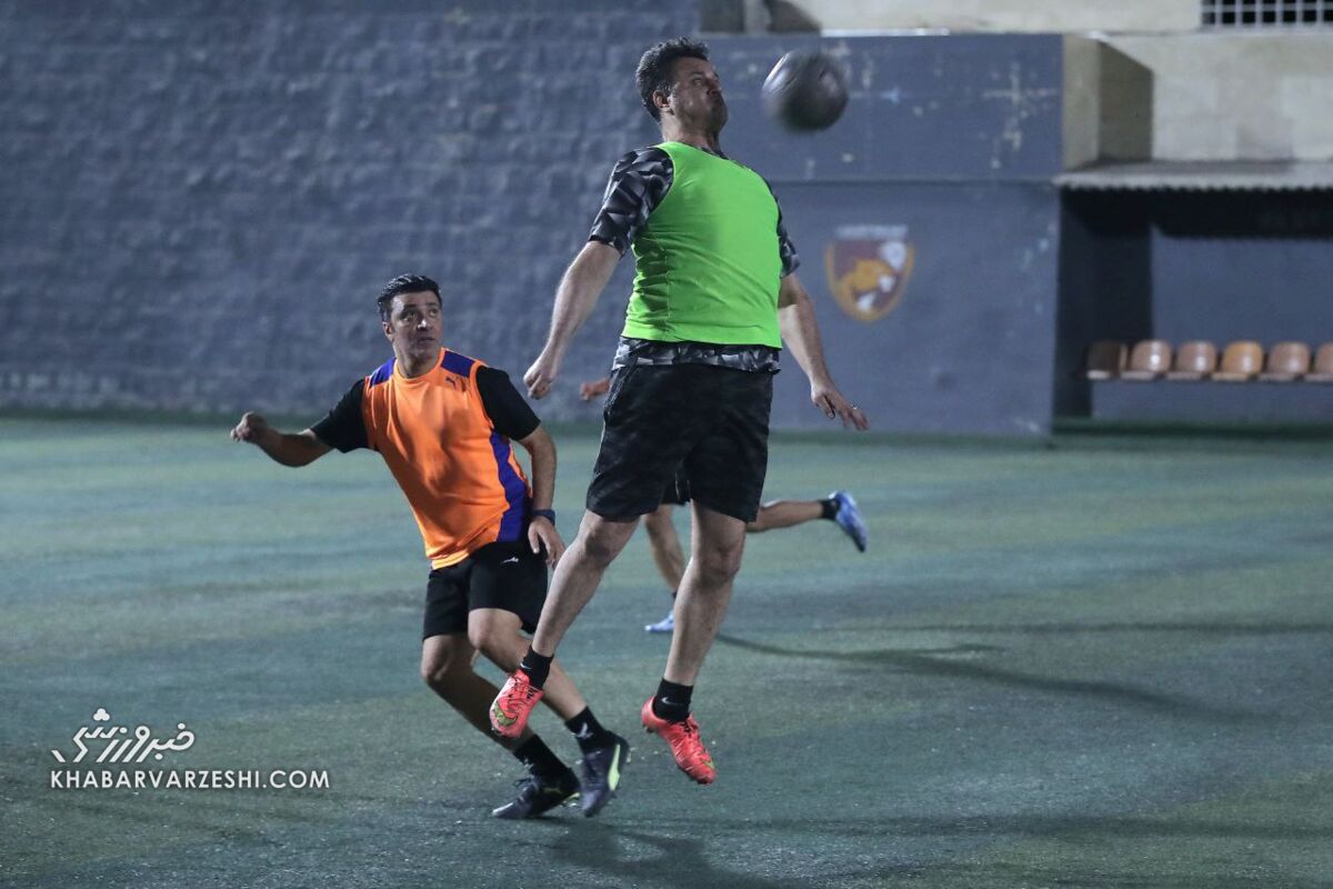 تصاویر| مچ اندازی کاپیتانهای سابق استقلال و پرسپولیس در زمین فوتبال