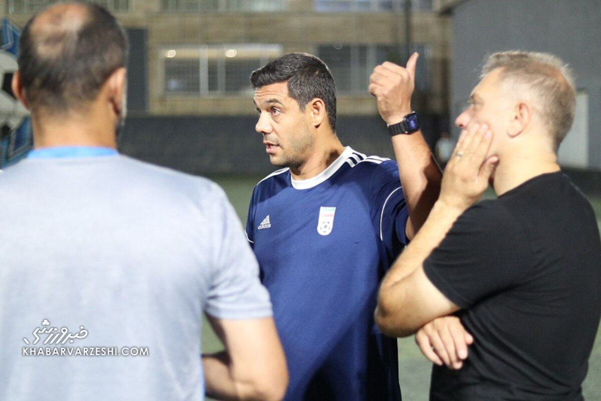تصاویر| مچ اندازی کاپیتانهای سابق استقلال و پرسپولیس در زمین فوتبال