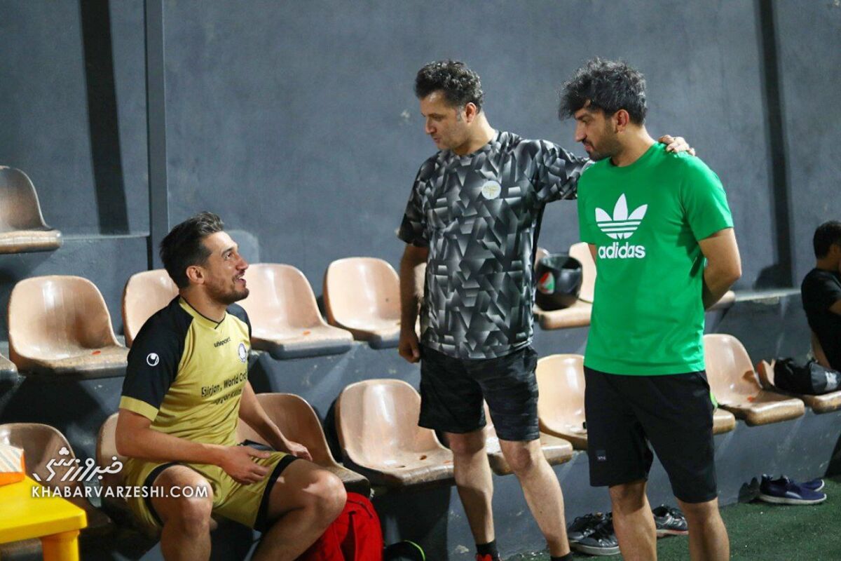 تصاویر| مچ اندازی کاپیتانهای سابق استقلال و پرسپولیس در زمین فوتبال