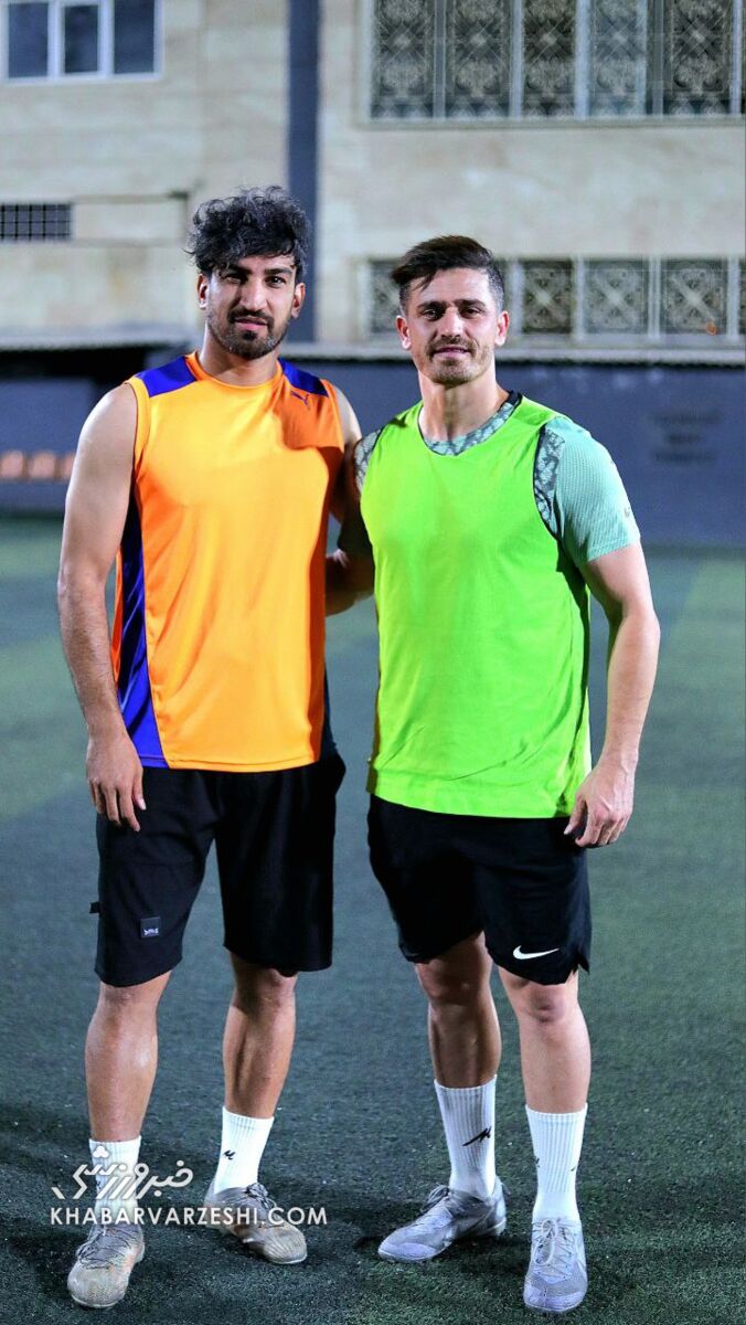 تصاویر| مچ اندازی کاپیتانهای سابق استقلال و پرسپولیس در زمین فوتبال