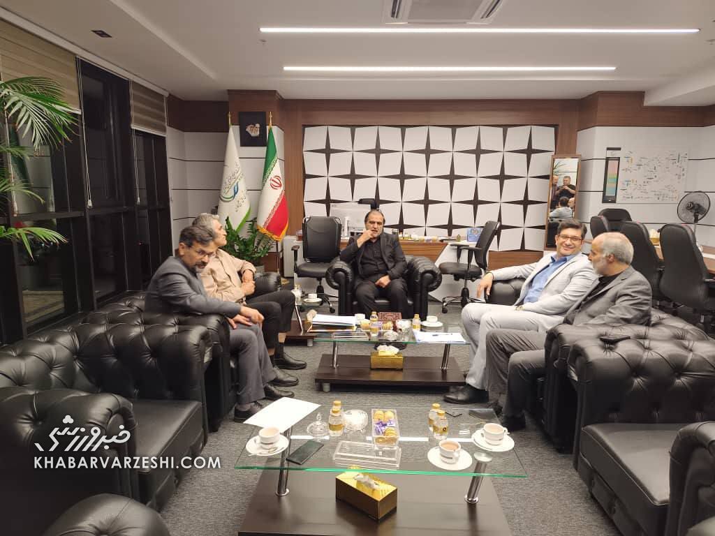 رییس هیات مدیره استقلال: چه کسی با سرمربی خارجی صحبت کرده؟ خودش بیاید جواب بدهد! سمیعی کجاست؟ رییس هیات مدیره استقلال: چه کسی با سرمربی خارجی صحبت کرده؟ خودش بیاید جواب بدهد! سمیعی کجاست؟