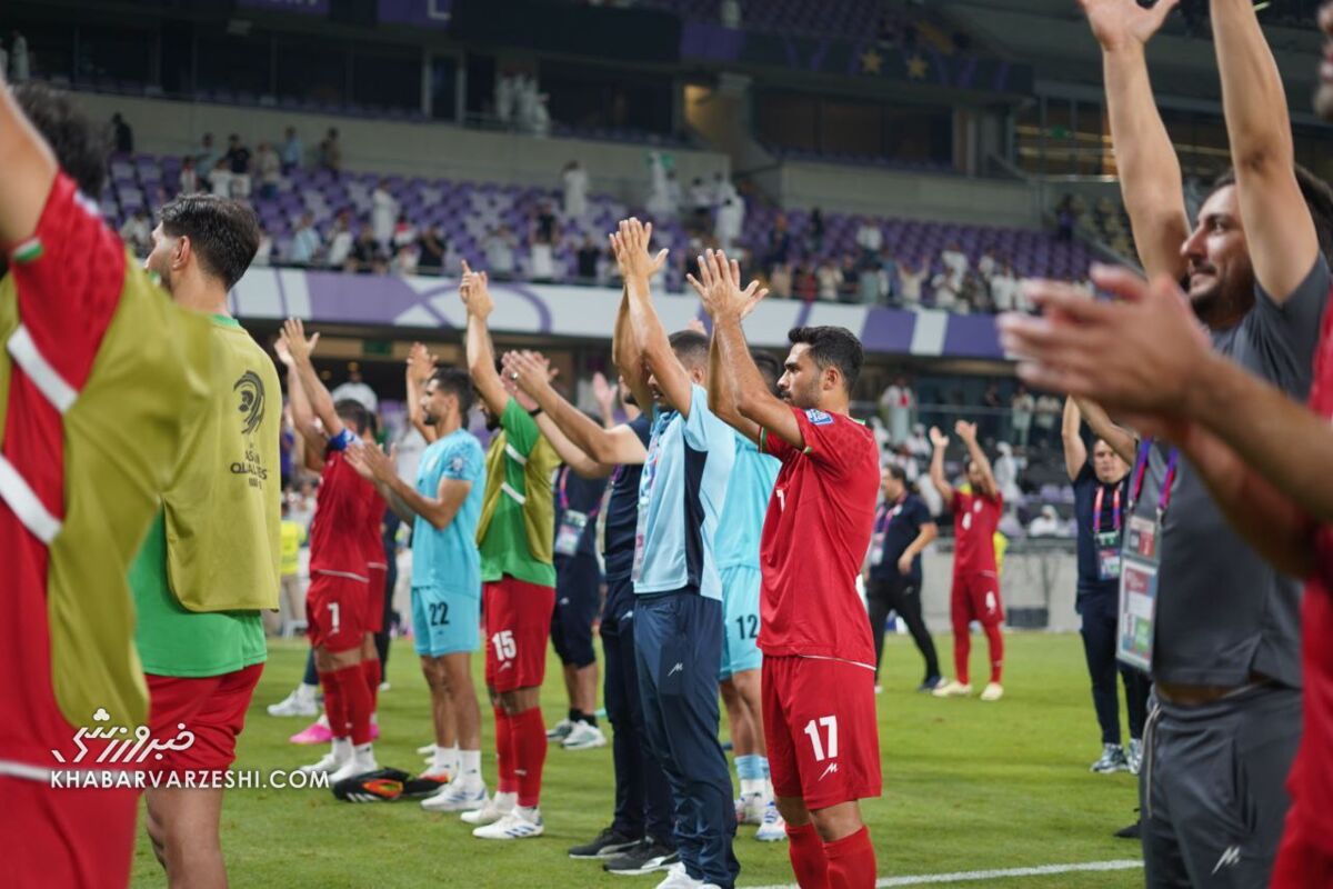 وقتی آدمهای کوچک «تیم ملی» را کوچک میکنند/ عکس جشن قهرمانی جهان به خاطر بردن امارات!/ اگر قهرمان جهان شویم چه کسی ما را جمع می کند؟